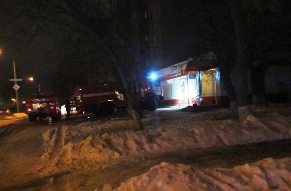 В Челябинске пожарные не смогли подъехать к горящей многоэтажке из-за деревьев и сугробов