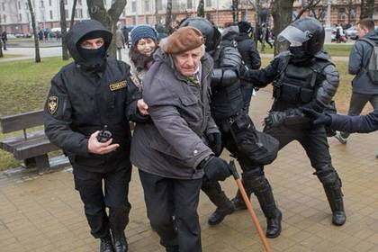 83-летнего белорусского поэта оштрафовали за акцию против интеграции с Россией