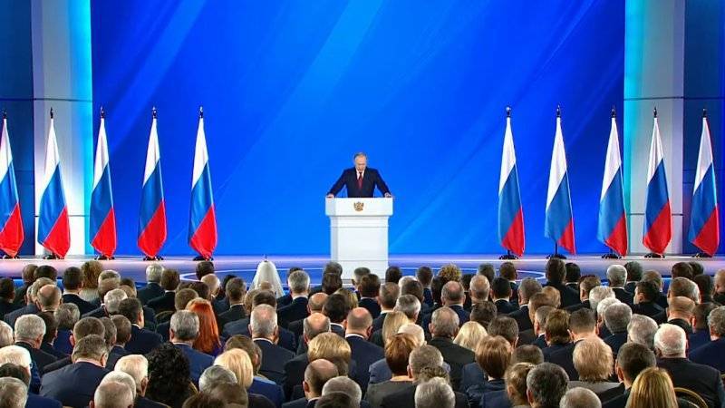 Путин предложил вынести на общественное обсуждение некоторые поправки в Конституцию РФ