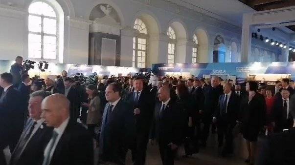 Слушатели послания президента РФ Федеральному Собранию покидают зал «Манежа»