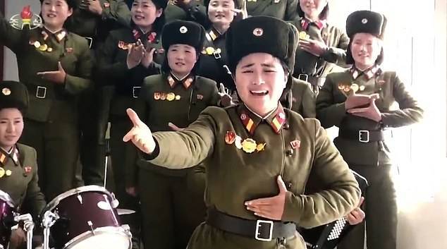 Видео эмоционального выступления женщин перед Ким Чен Ыном развеселило Сеть
