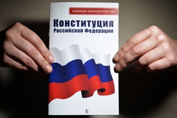 Владимир Путин предложил обсудить поправки в Конституцию России