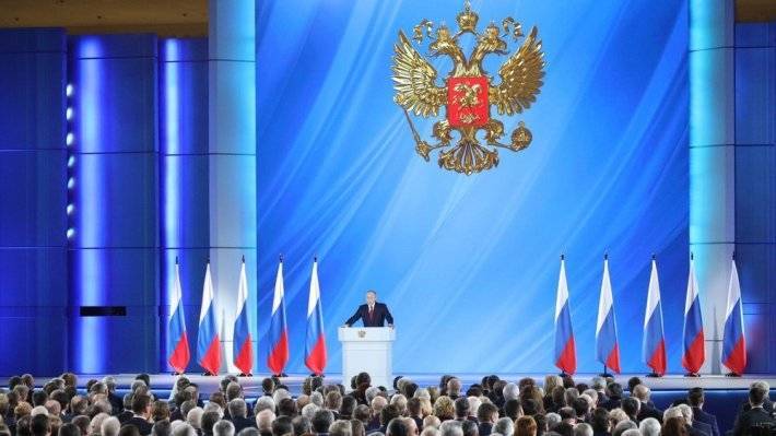 Совет Федерации должен иметь право отрешать судей от должности, заявил Путин