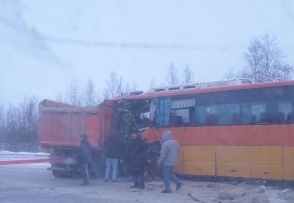 В ХМАО автобус с вахтовиками протаранил "КамАЗ"
