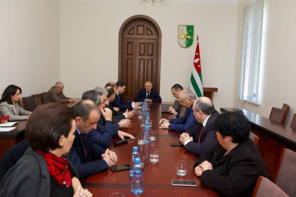 Руководитель Абхазии призвал подчиненных не расслабляться