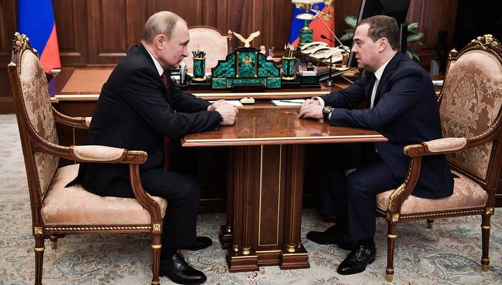 Путин обсудил с Медведевым выполнение тезисов Послания