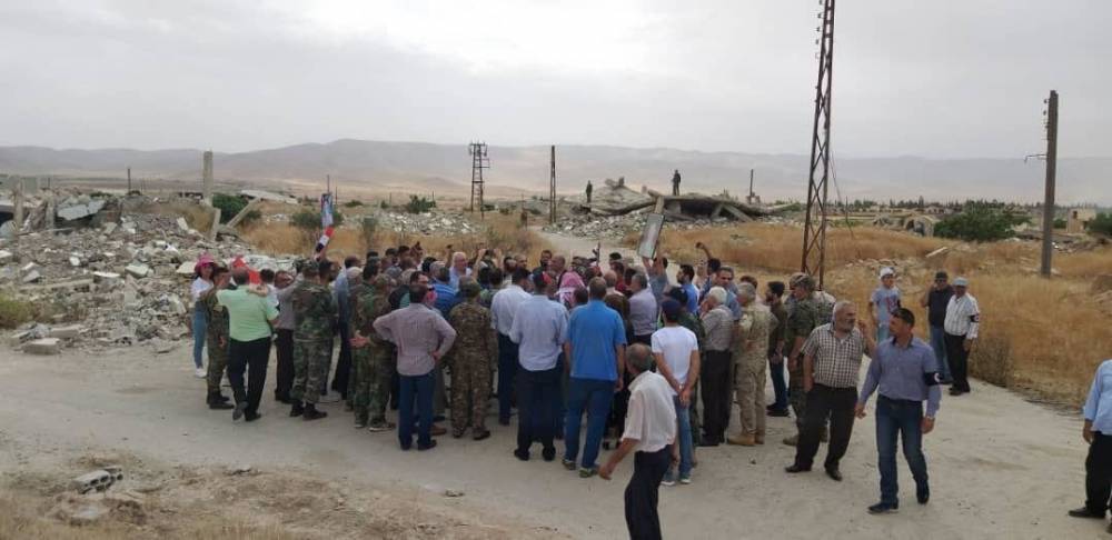 Власти Сирии и военные РФ второй день встречают прошедших гумкоридор в Аль-Хадере людей