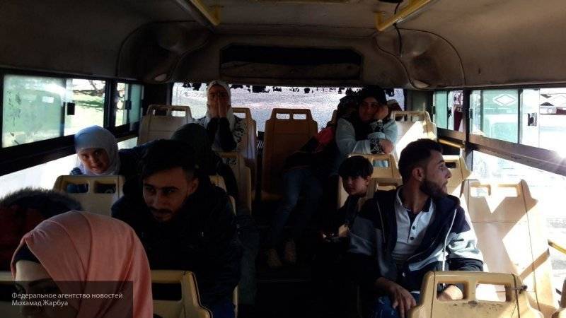 Мирные сирийцы проходят через гумкоридор в Аль-Хадере второй день подряд