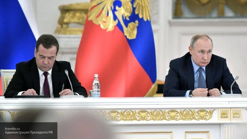 Для ввода новой должности в Совбезе для Медведева нужны изменения в законе, заявил Путин