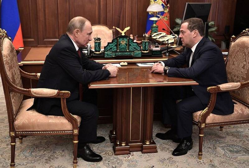 Отставка Правительства: Путин намерен предложить Медведеву другую должность