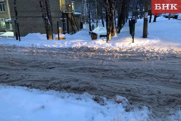 В Сыктывкаре некому чистить от снега дорогу возле детского сада