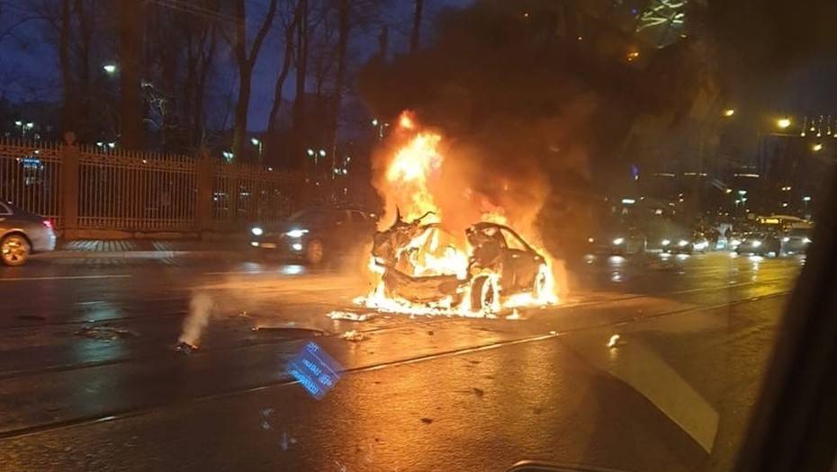 В Петербурге на трамвайных путях сгорел автомобиль, один человек пострадал
