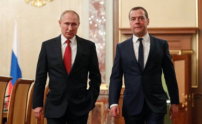 Страна (Украина): Медведев ушел, Путин готовится к уходу