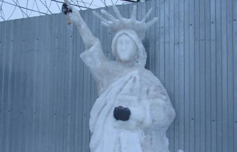 Заключённые в Чувашии слепили из снега статую Свободы
