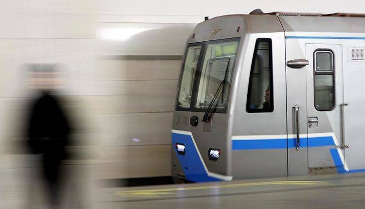 Спустившийся под поезд московского метро мужчина получил пять суток ареста