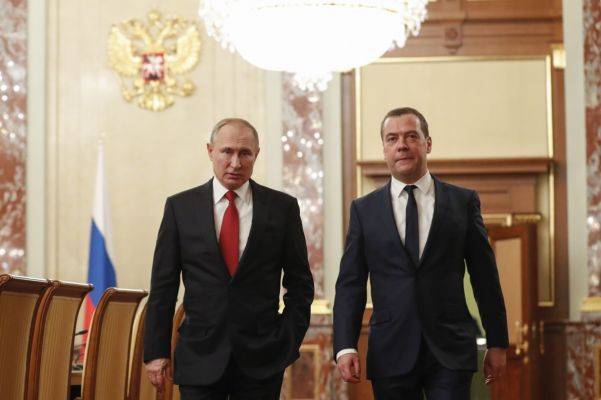 «Путин отправил элиту в водоворот»: на Западе обсуждают отставку Медведева