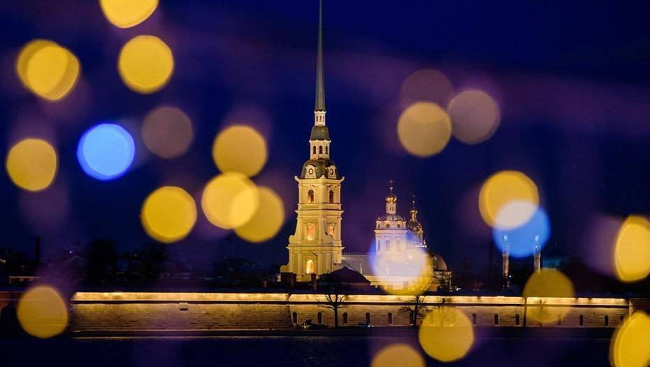 В Петербурге начали отключать новогоднюю подсветку