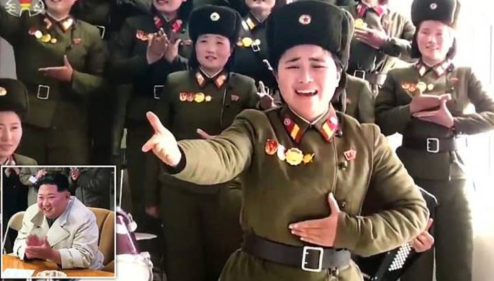 Ким Чен Ына развеселил женский военный оркестр. Видео