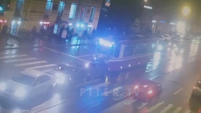 Видео: трамвай спровоцировал массовое ДТП на Среднем проспекте