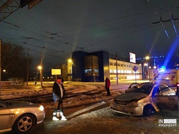 В Екатеринбурге ночью перевернулась машина с пьяной компанией. Двое пострадали