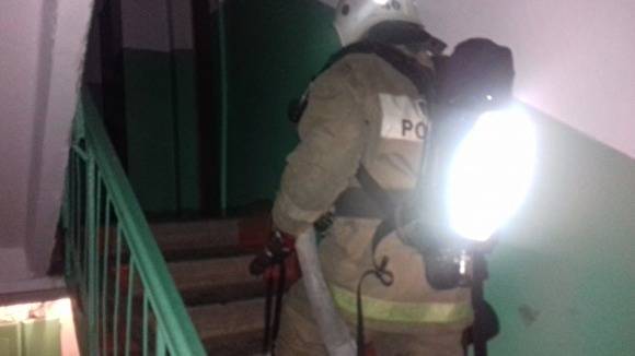 В Екатеринбурге эвакуировали жилой дом из-за бомжа, который развел костер в подъезде