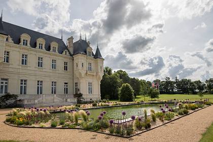 Во Франции из-за ветряков решили продать замок