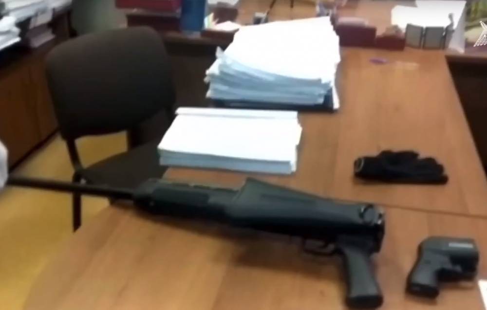 СК показал на видео оружие, из которого убили пристава в суде Новокузнецка
