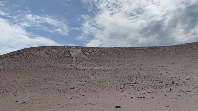 Петербуржцев отправили в суд за осквернение геоглифа древнего пришельца в Чили