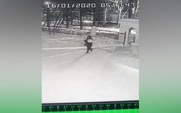 В Кузбассе мужчина подкинул новорождённого к дверям больницы: ЧП попало на видео