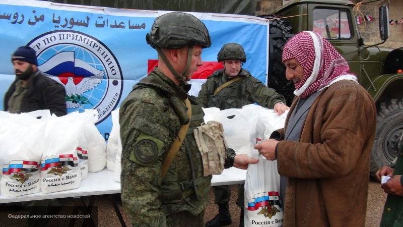 Беженцы из Идлиба в Сирии получили гуманитарную помощь от российских военных