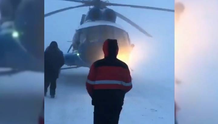 Вертолет с пустыми баками в метель сел на трассу на Ямале
