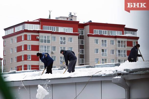 Сыктывкарцев предупредили об опасности схода снега с крыш