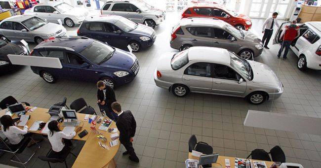 Российские автодилеры поднимают цены и ждут падения рынка