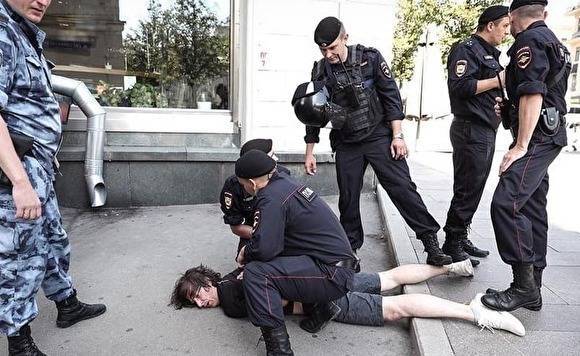 Мосгорсуд отменил штраф дизайнеру Коновалову, которому сломали ногу перед митингом 27 июля