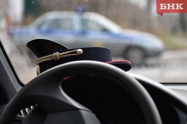 «Сервисы «Везу» оштрафовали за найм уволенного полицейского из Коми