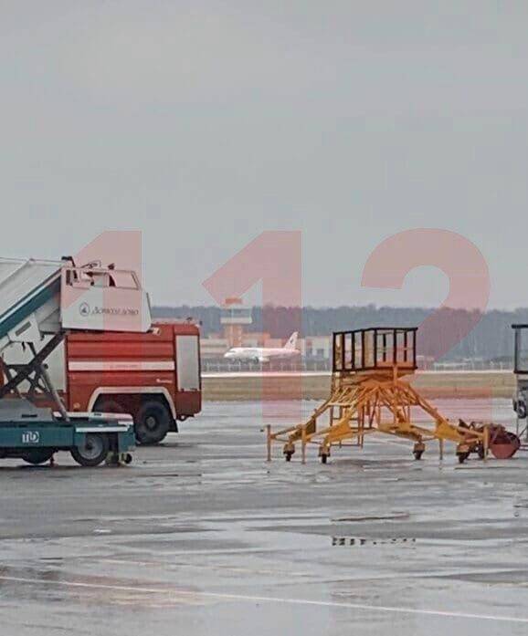 Самолет SSJ-100, летевший из ЯНАО, совершил экстренную посадку рядом с Домодедово