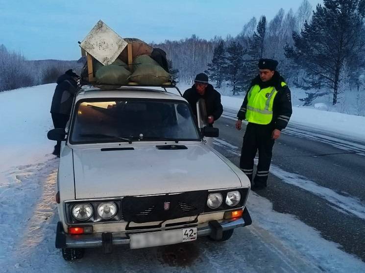 Полицейские помогли замерзающей в сломанном автомобиле семье на кузбасской трассе