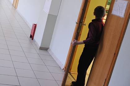Российский школьник избил учительницу за сломанный наушник