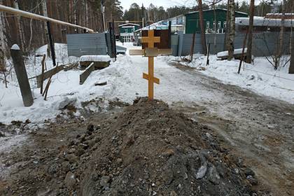 Пожилого россиянина похоронили посреди асфальтированной дороги