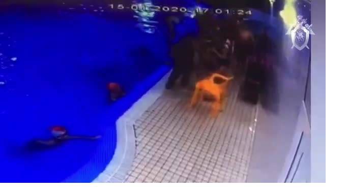 СК опубликовал видео с камер в бассейне Всеволожска, где захлебнулся первоклассник