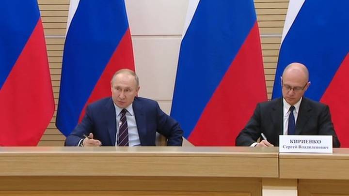 Путин: предложения по изменению Конституции на голосование надо выносить "пакетом"