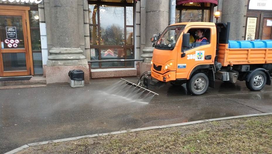 В Смольном рассказали, как дорожники убирают улицы Петербурга в бесснежную зиму