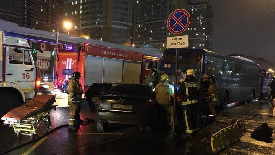 В Петербурге столкнулись две машины, автобус и "Газель"