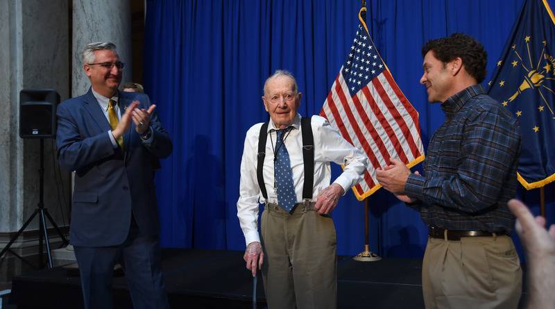 102-летний житель США решил, наконец, уйти на пенсию (фото)