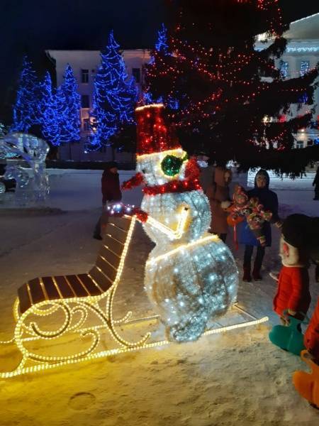 Глава Кургана рассказал о сломанном снеговике, которого увезут с площади имени Ленина