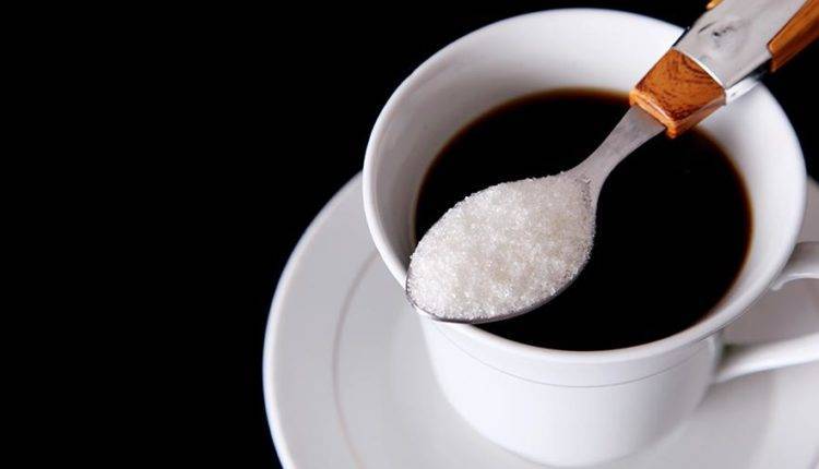 Диетолог дала советы по употреблению молока, кофе и сахара