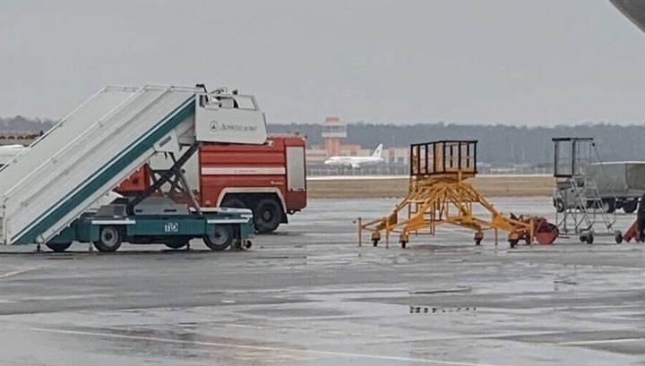 Пассажир снял посадку SSJ-100 на недостроенную полосу в Домодедове