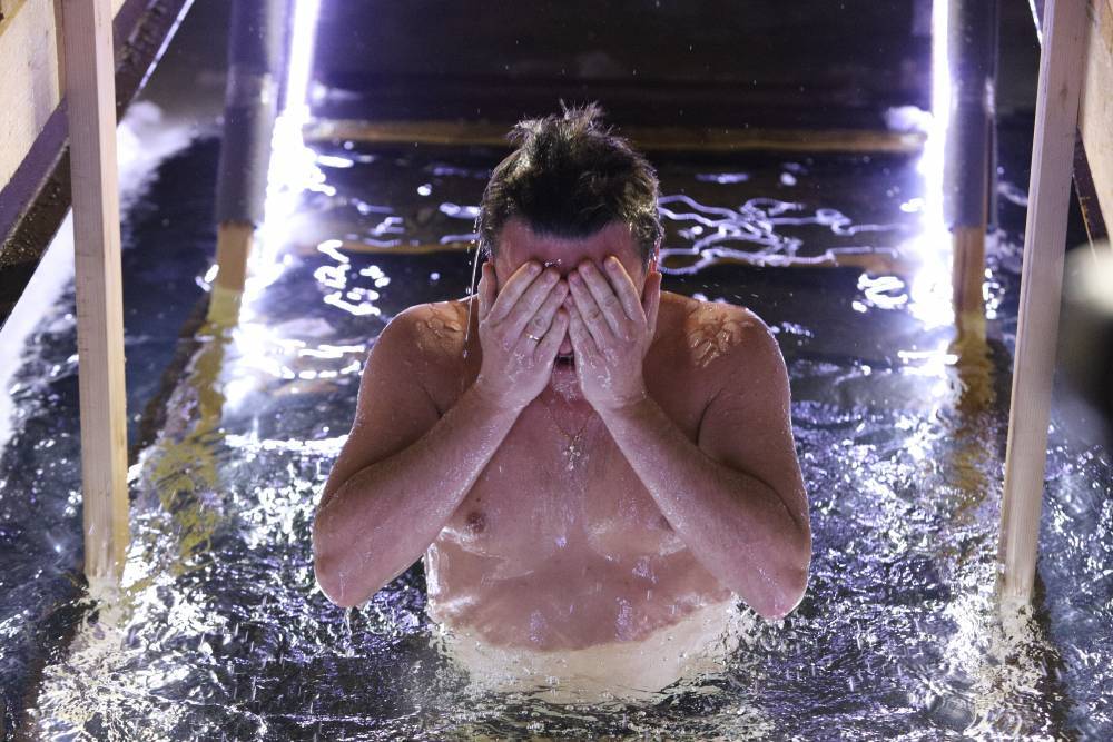 Медики рассказали, как безопасно провести крещенские купания