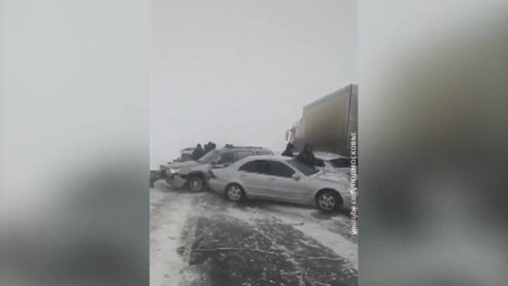 Снегопад парализовал движение под Оренбургом