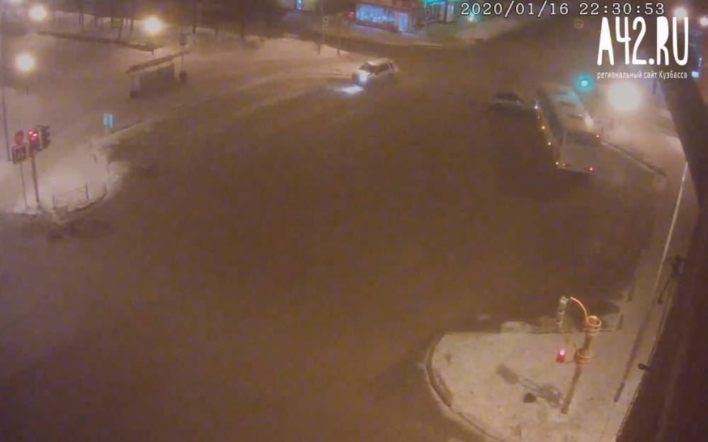 ДТП на перекрёстке в кузбасском городе попало на видео